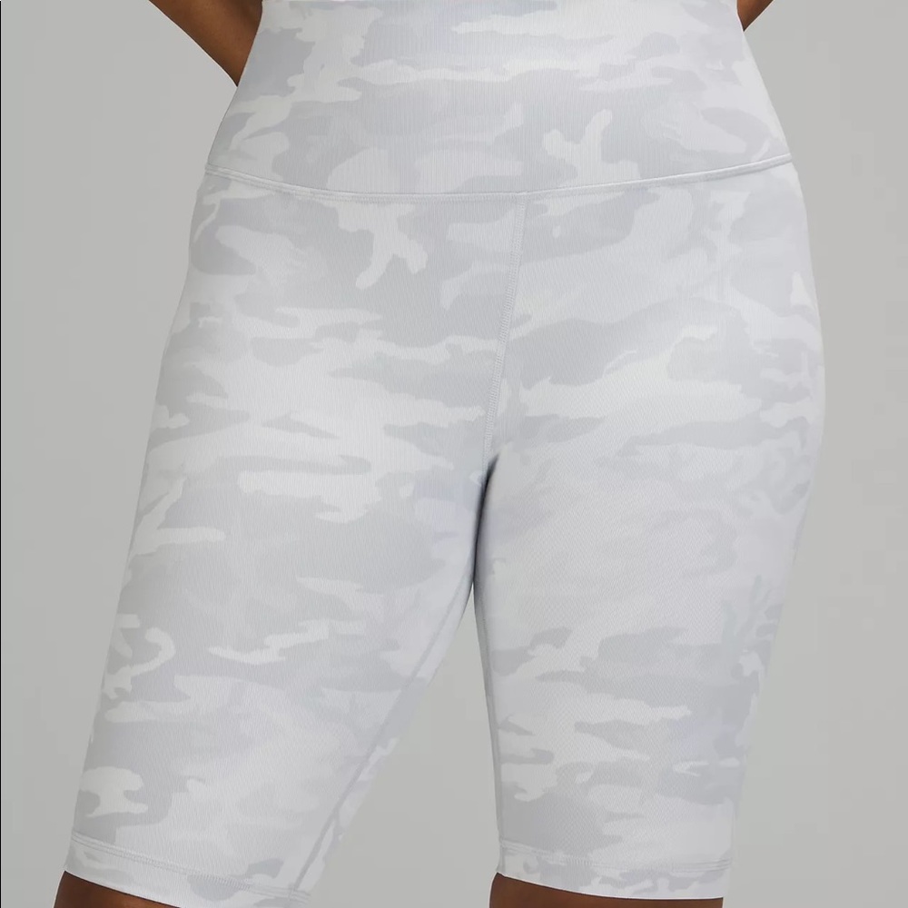Lululemon Wunder Under Short 10" in Incognito Camo Jacquard Alpine White Size 2